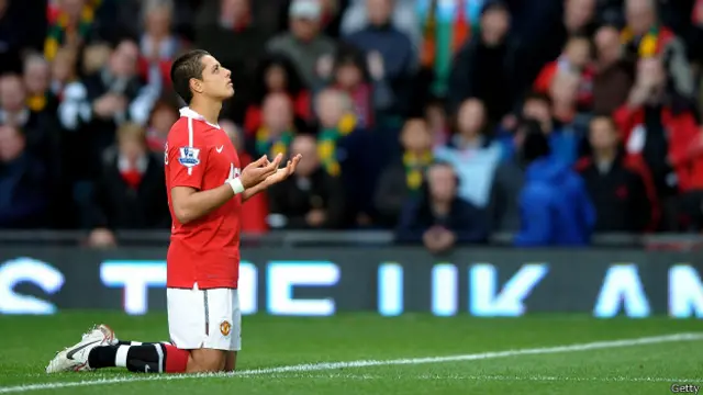 Esta es la imagen de Chicharito cuando sale de titular, arrodillado en el centro del campo.