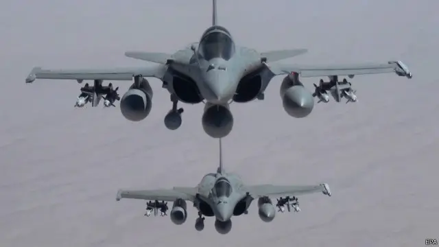 يشن تحالف دولي بقيادة الولايات المتحدة غارات على مواقع تنظيم "الدولة الإسلامية" في العراق وسوريا.