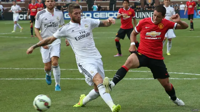 Días antes de llegar al Real Madrid, el mexicano jugó un partido amistoso con el club al que todavía pertenece, el Manchester United.