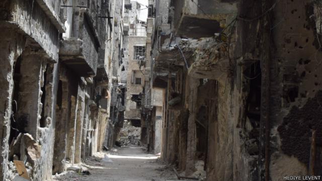 Campo de Yarmouk, nos arredores de Damasco, onde vários dos ocupantes do prédio viviam na Síria

Segundo a ONU, 18 mil pessoas resistem hoje no local “sob constante ameaça de violência armada, sem condições de acesso a água, comida e serviços básicos de saúde”. 