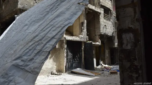 Sokaklarda keskin nişancılara karşı asılmış perdeler bulunuyor. 