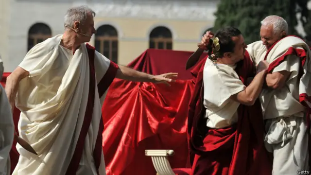 Representación de la muerte de César de los Idus de marzo. ¿Por qué acudió el emperador aun habiendo sido advertido?
