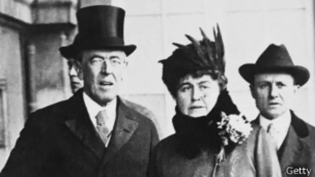 El presidente de EE.UU Wilson tuvo un ictus que lo incapacitó. Se dice que su mujer Edith Wilson fue la primera presidenta del país, aunque en la sombra.