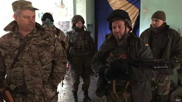 Украинские солдаты на позициях в Широкино