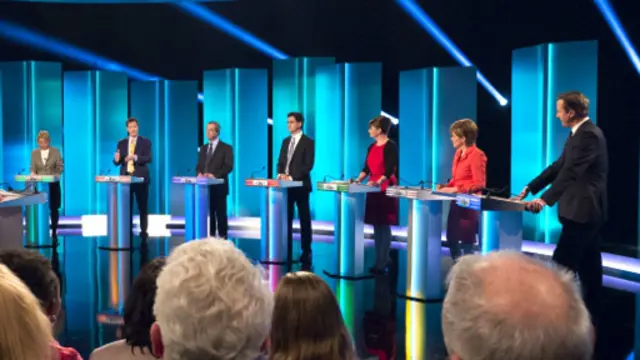 رهبران احزاب عمده از راست: دیوید کامرون (محافظه کار)، نیکلا استرجن (ملیگرای اسکاتلند)، لیان وود (ملیگرای ویلز)، اد میلیبند (کارگر)، نایجل فاراژ (یوکیپ)، نیک کلگ (لیبرال دموکرات) و ناتالی بنت (سبزها) در مناظره تلویزیونی