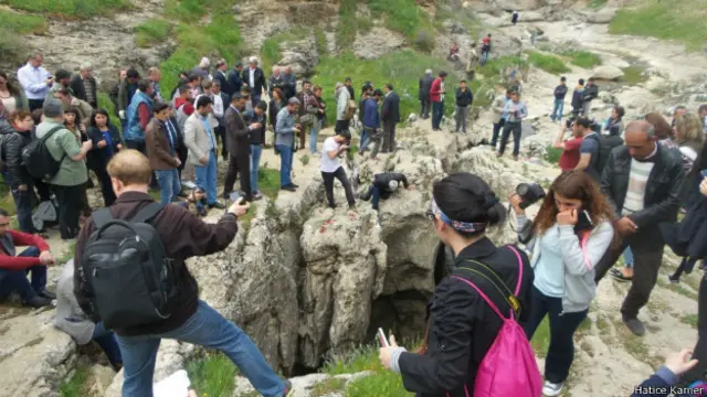 Kim olduğu bilinmeyen kadın, çocuk ve gencin bu kuyuya atıldığı söyleniyor