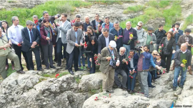Çüngüş'teki anmada kuyunun başına karanfiller bırakıldı