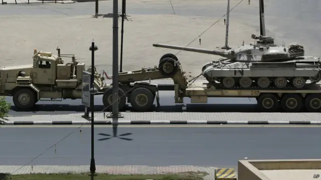 تعزيزات عسكرية سعودية تنقل في نجران قرب الحدود مع اليمن. 