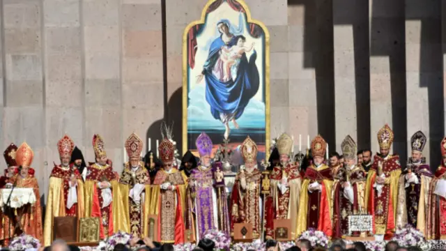 جاثلیق گارگین دوم، رهبر مذهبی ارامنه جهان رهبری مراسم را به عهده داشت