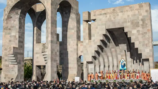 کلیسای ارتدوکس ارمنستان در صدمین سالگرد مرگ یک و نیم میلیون ارمنی در سال ۱۹۱۵ همه آنها را "قدیس" دانست