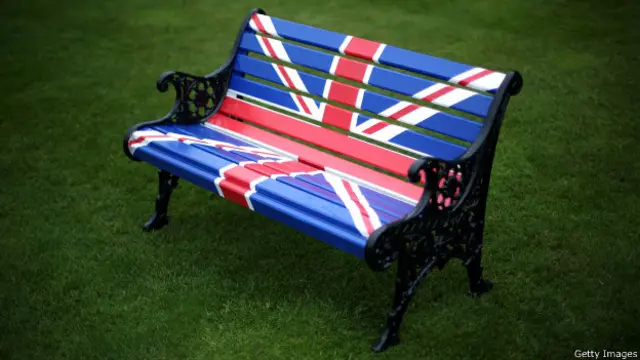 Скамейка, раскрашенная под флаг Британии