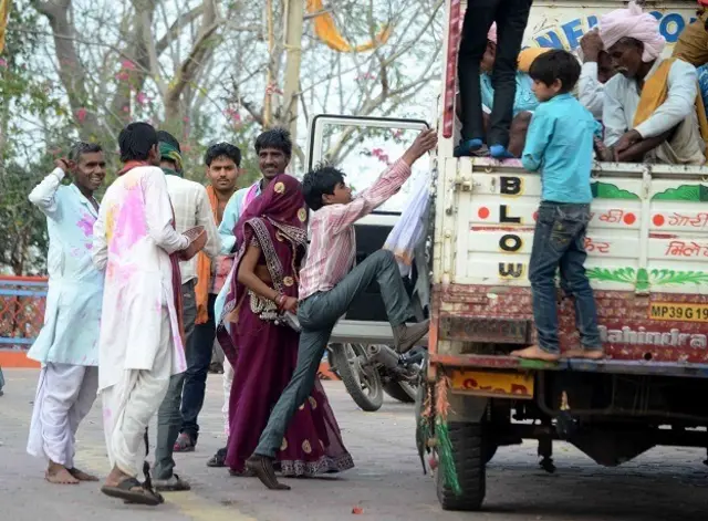 मध्य प्रदेश के राजगढ़ में दुल्हा और दुल्हन