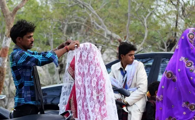 मध्य प्रदेश के राजगढ़ के जालपा मंदिर में एक दुल्हा और दुल्हन.