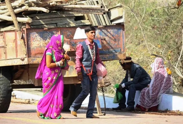 जालपा मंदिर में दुल्हा और दुल्हन.