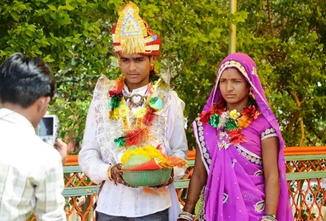 शादी के बाद मध्य प्रदेश के जालपा मंदिर में आशीर्वाद लेते लता और कालू.