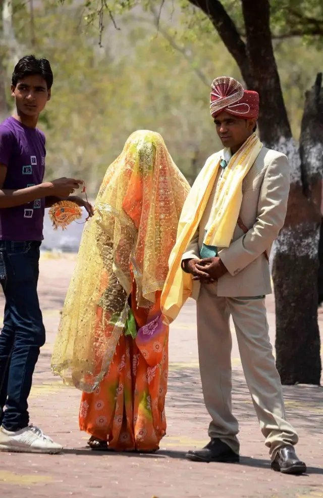 विवाह के लिए तैयार हो रहे हैं दुल्हा, दुल्हन