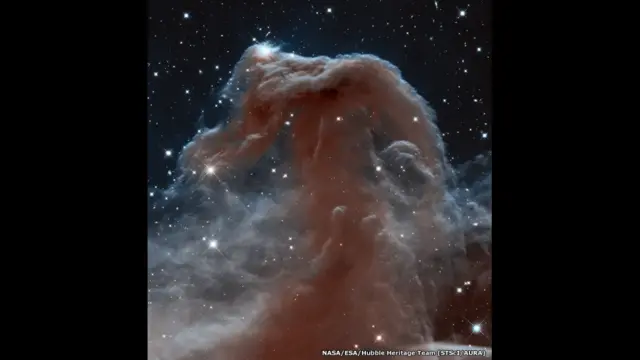 Pero las fotos del Hubble no han fascinado solo a los astrónomos. La belleza de imágenes como ésta de la Nebulosa Cabeza de Caballo han seducido a numerosas personas.