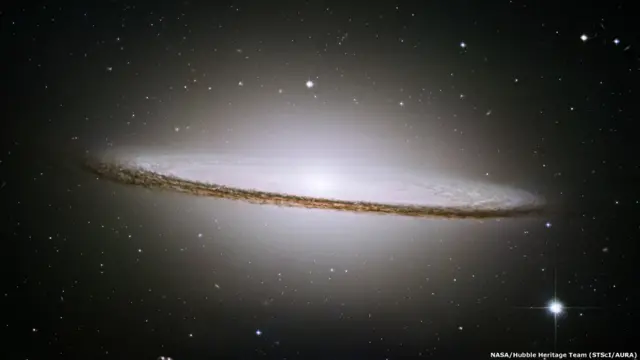 El Hubble ha sido usado para una gran cantidad de avances en la astronomía moderna, desde la confirmación de la existencia de los agujeros negros hasta el cálculo aproximado de la edad del Universo. Aquí, la Galaxia Sombrero, conocida así por su forma, con ala ancha y un gran bulto en el centro. 