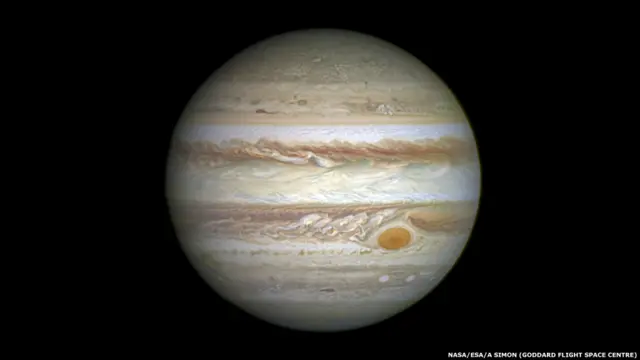 El gigante de gas Júpiter es uno de los planetas que tiene un clima más extremo y violento del Sistema Solar. En su gruesa atmósfera se forman tormentas gigantescas como la Gran Mancha Roja (en la imagen) y rayos de una intensidad luminosa miles de veces mayor que los de la Tierra retumban como disparos.