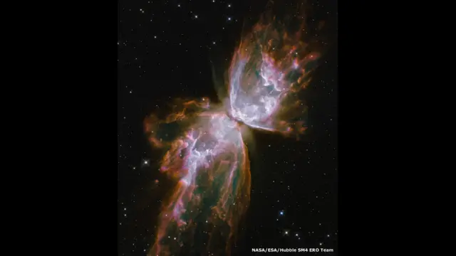 La nebulosa planetaria NGC 6302, más popularmente conocida como Nebulosa Mariposa: una estrella que una vez tuvo cinco veces la masa del Sol se ha desprendido de sus capas exteriores.