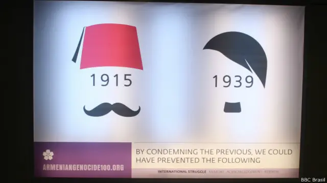 Cartaz em Yerevan compara líder turco-otomano a Hitler e alega que "condenando o primeiro (massacre), teríamos evitado o segundo"