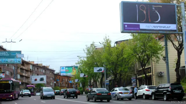 Pôsteres foram espalhados pela capital armênia para lembrar centenário do massacre