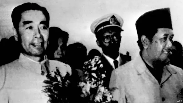 Pemimpin Cina Zhou Enlai (kiri) tiba di Bandung untuk mengikuti Konferensi Asia Afrika pada 1955. Dia didampingi Menlu Indonesia kala itu, Ali Sastroamidjojo.