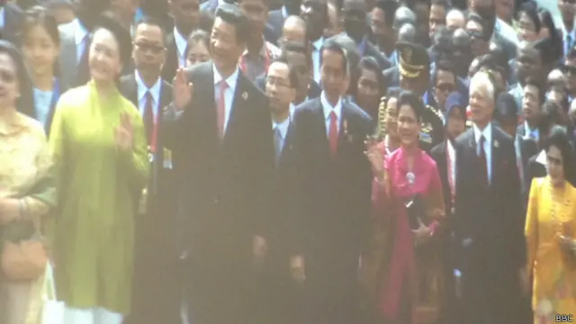 Presiden Joko Widodo berjalan beriringan dengan sejumlah kepala negara dan pemerintahan, termasuk Presiden Cina Xi Jinping, di Jalan Braga, Bandung.