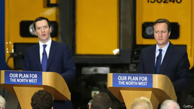 جورج اوزبورن وزیر خزانه‌داری (چپ) و کامرون. مسئولیت اصلی تنظیم و اجرای برنامه اقتصادی دولت محافظه کار بر عهده اوزبورن است.