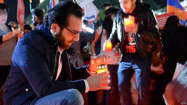 En diferentes ciudades se han producido actos y homenajes en recuerdo de los fallecidos en la matanza.