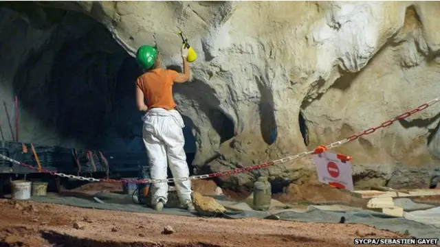 Upaya rekonstruksi di Gua Chauvet terus dilakukan sampai sekarang. 