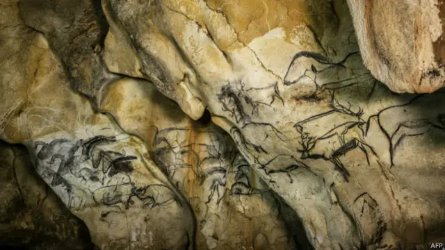 Ratusan lukisan berusia puluhan ribu tahun bermotif binatang-binatang buruan.