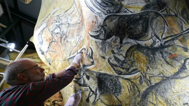 Menurut pakar seni palaeolitic, manusia-manusia yang melukis di dinding Gua Chauvet bukan manusia primitif.