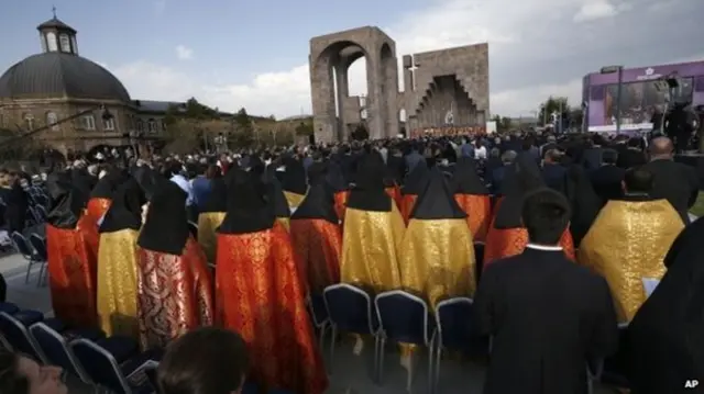 Ermənistan Kilsəsi qətlə yetirildiyini iddia etdiyi 1.5 milyon insanı övliyalar sırasına keçirib