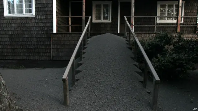 Autos, calles y viviendas quedaron bajo una capa de finas cenizas volcánicas con fuerte olor a azufre.