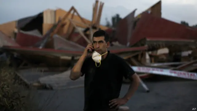 Según los habitantes, es una ceniza muy fina, tipo talco o harina, que causa un ardor muy fuerte en la garganta y los ojos.