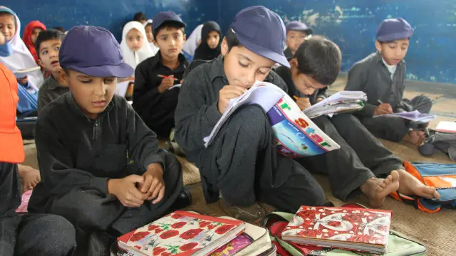 دی کمیونکیٹرز کی مینیجنگ ڈائریکٹر کے مطابق 80 ہزار بچے براڈ کلاس کو براہِ راست سن رہے ہیں