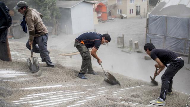 En Ensenada, Chile, los habitantes tuvieron que retirar la ceniza del tejado de sus casas.