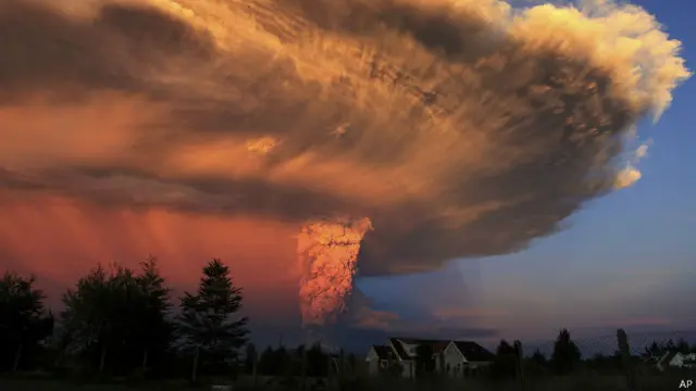 El volcán despertó hacia las seis de la tarde.