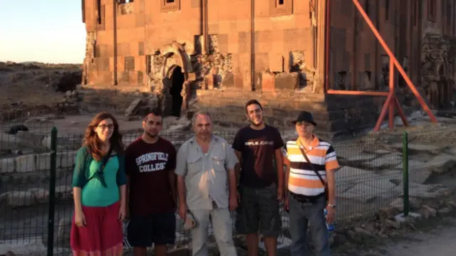 Garo Sarajian (soldan ikinci) geçtiğimiz yıl Ani Katedrali'ni ziyaret ederken.