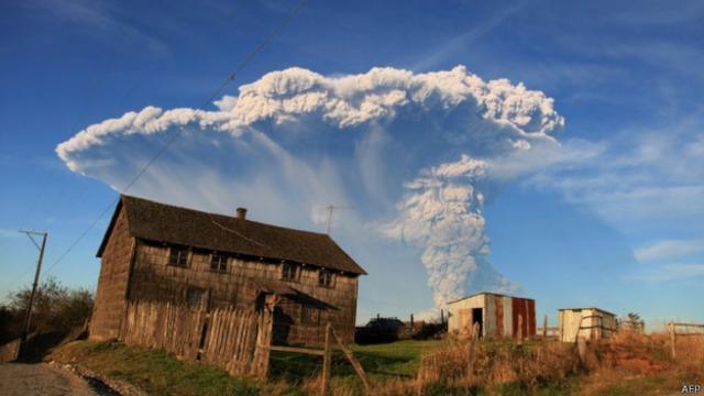 Tras una segunda erupción a la una de la madrugada de este jueves el gobierno chileno estableció un área de exclusión de 20 kilómetros alrededor del volcán.