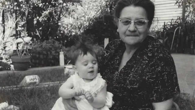 Nancy Kricorian büyükannesi Mariam Khojababian ile birlikte