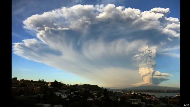 El Calbuco se ubica en el límite de las comunas de Puerto Varas y Puerto Montt, entre los lagos Llanquihue y Chapo.
