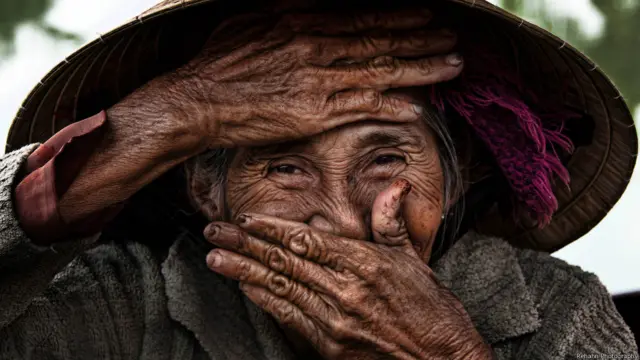 Hidden Smile - Nụ cười ẩn giấu - là một dự án được nhiếp ảnh gia người Pháp Réhahn Croquevielle thực hiện tại Việt Nam với chủ ý của nghệ sĩ là thể hiện niềm hạnh phúc của người Việt. Đây là một phần của triển lãm mang tên Precious Heritage - Di sản quý giá - muốn giới thiệu một mảng văn hóa Việt Nam mà có thể ít người biết đến.