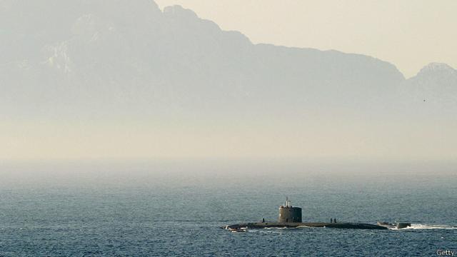 Британская атомная субмарина в Гибралтарском проливе