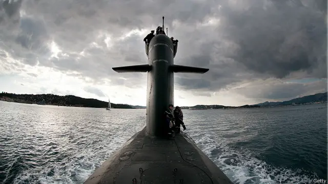 Французская атомная подлодка выходит в море