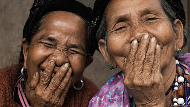 Réhahn để ý ‎thấy hầu hết những người mà ông đã gặp trong các chuyến đi này thường lấy tay che miệng cười khi đứng trước ống kính và vì thế ra đời bộ ảnh mang tên Hidden Smile. Ông cho rằng thói quan đó có lẽ vì khiêm tốn hoặc lịch sự, và nó thể hiện nét duyên dáng.