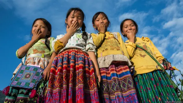 … cũng như vẻ ngượng ngùng e thẹn trẻ thơ của trẻ em miền núi mà Rehahn đã gặp. Ông nói: "Việt Nam là một đất nước vô cùng hấp dẫn và tôi muốn thể hiện điều đó."