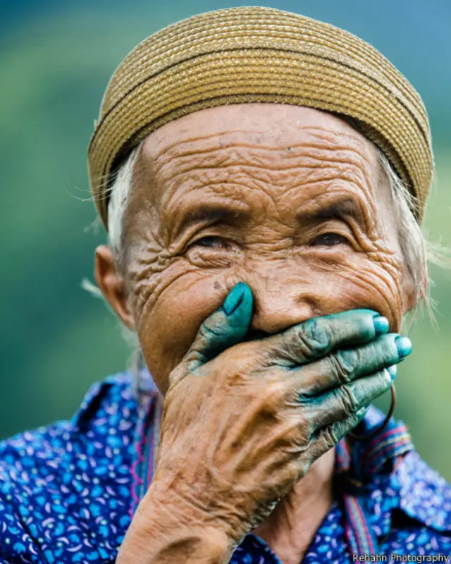 Một trong số điểm nhấn của bộ ảnh này còn là màu thuốc nhuộm tự nhiên để lại trên ngón tay của những phụ nữ miền núi khi họ nhuộm vải may quần áo dân tộc của mình. 