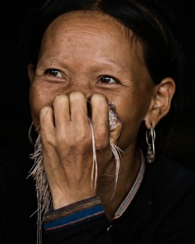 Ảnh với chủ đề Hidden Smile không phải là kết quả của việc chớp lấy một khoảng khắc mà nhiếp ảnh gia Rehahn cho biết ông thường kiên nhẫn làm quen với chủ thể rồi sau đó mới rút máy ảnh ra, như vậy người được chụp có thời gian làm quen với ống kính và nhờ đó đem lại cho ông điều ông muốn: những cảm xúc tự nhiên.